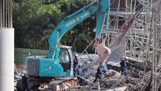 Collapsed formwork structure at Sentosa. Pic from Straits Times