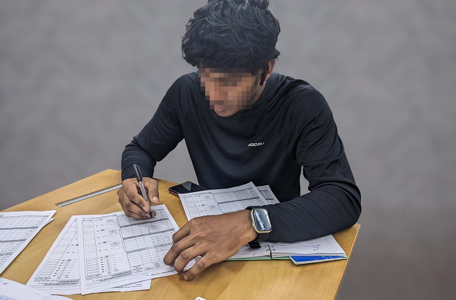 worker_doing_salary_calc_202508_1500W