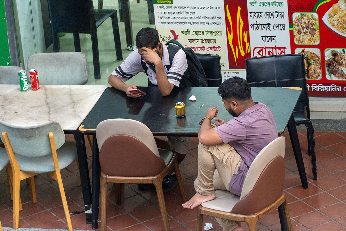 men_glued_to_phones_20260526_e_1200w